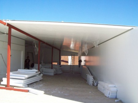 Galpón con techo y paredes de panel