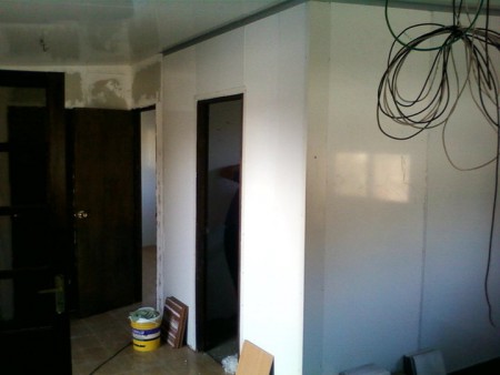 Construcción de casa de paneles con aberturas de madera